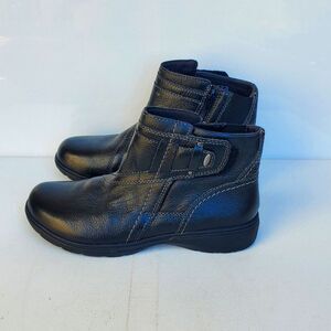 Clarks Carleigh Womens Black Leather Pull On Boots NWOB Size 8